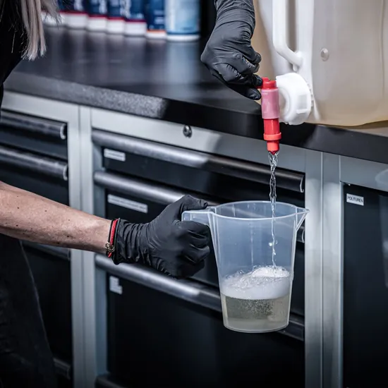 בקבוקים, מרססים וכלי מזיגה